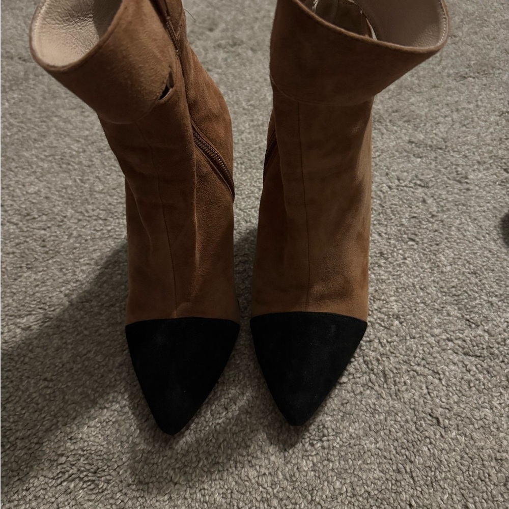 42 Gold Brown Suede Pointed-Toe Ankle Boots with Black Cap Toe